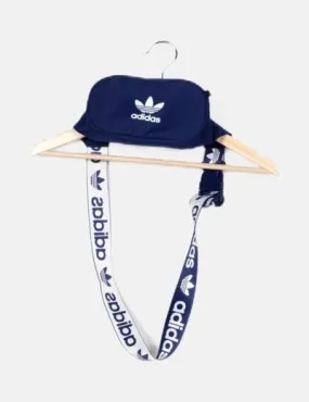 Adidas Riñonera azul marina estampado logo