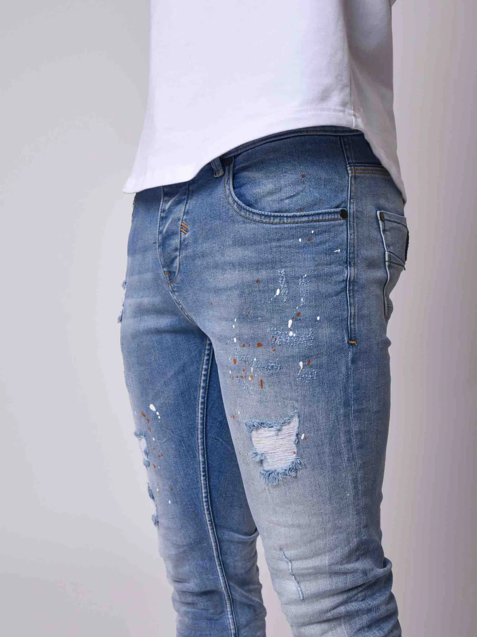 Jeans pitillo efecto desgastado azul claro jaspeado