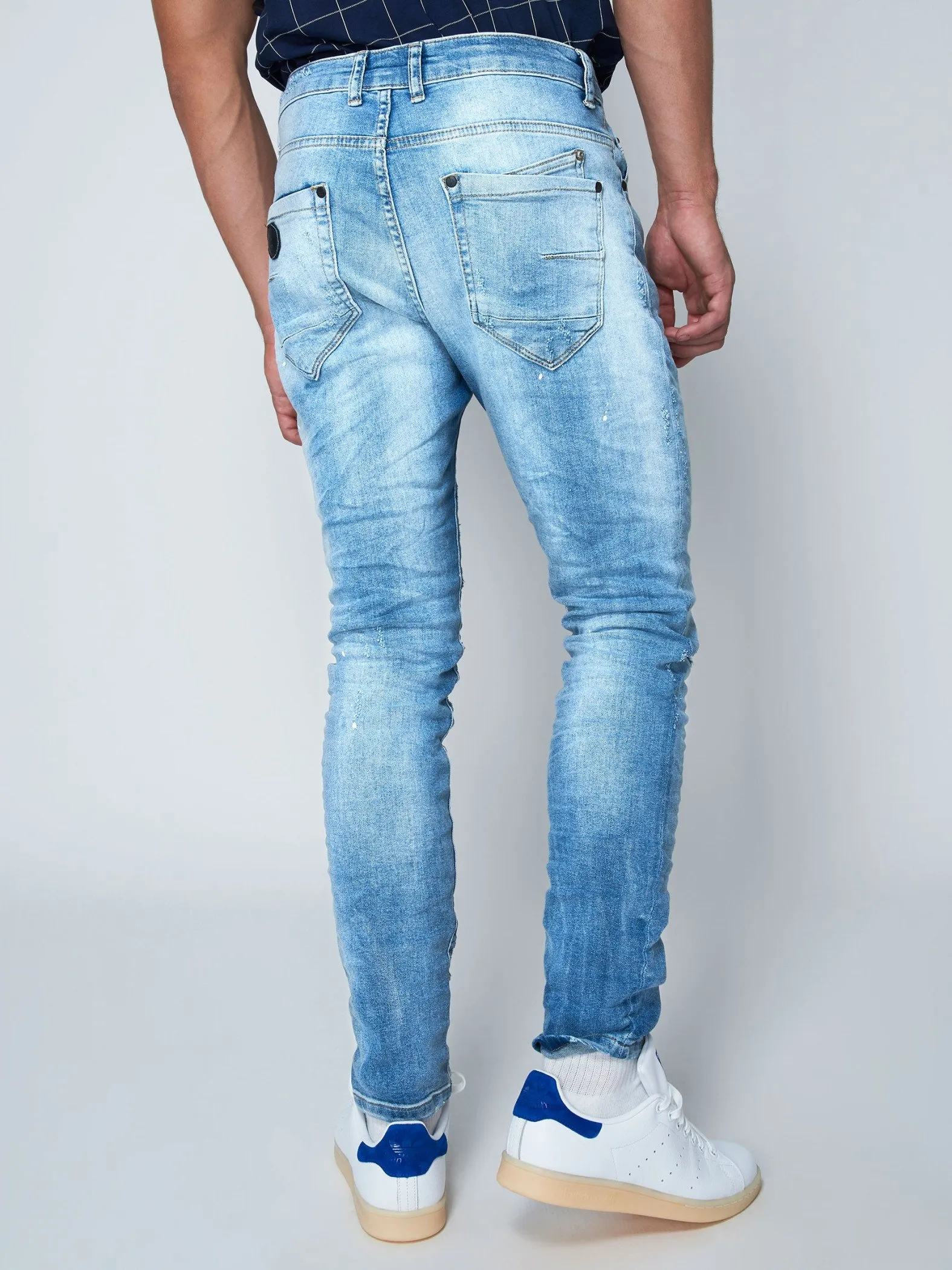 Jeans pitillo efecto desgastado azul claro lavado