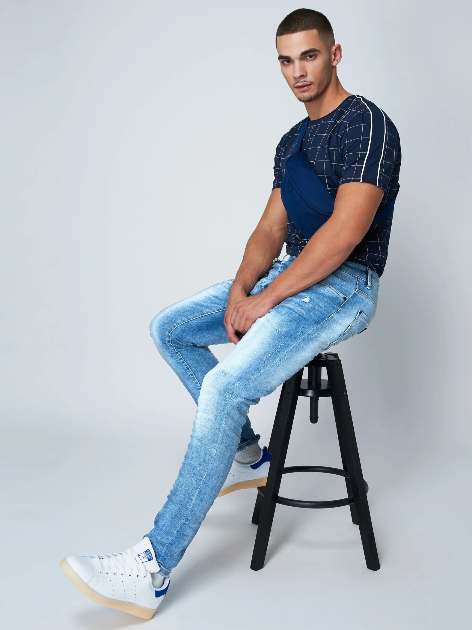 Jeans pitillo efecto desgastado azul claro lavado