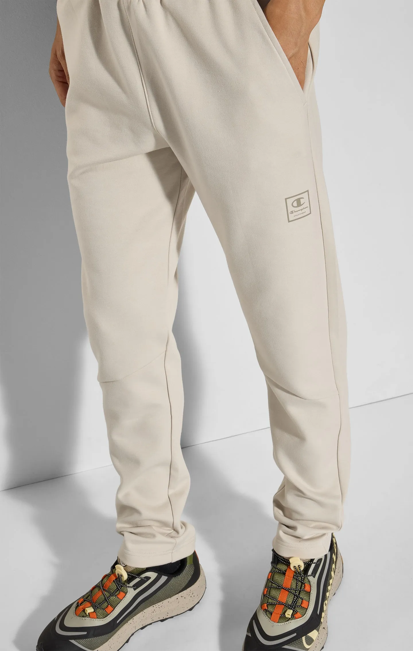 Pantalón de chándal de tejido interlock y corte ajustado