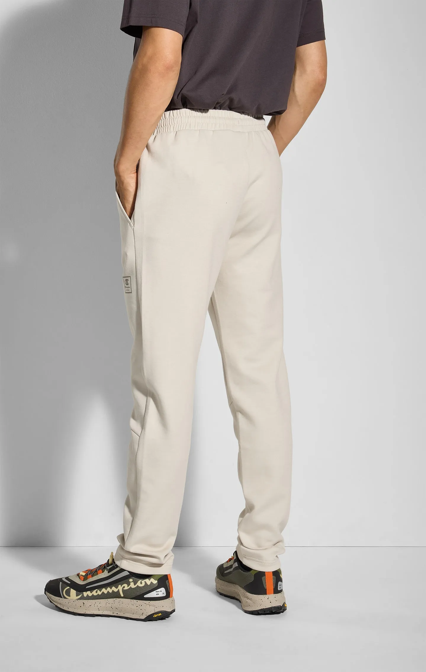 Pantalón de chándal de tejido interlock y corte ajustado