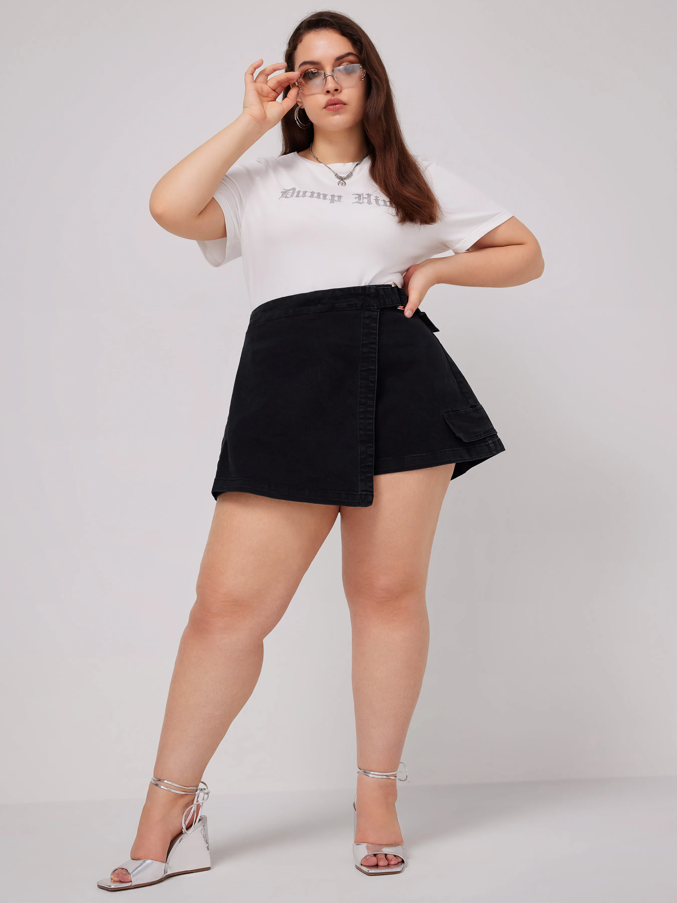 Solid Denim Shorts con Cinturón y Bolsillo Curvy